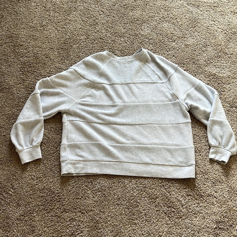 Women’s GAP Light Gray Striped Sweatshirt - Picture 5 of 7